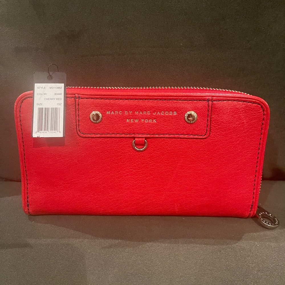 Marc Jacobs zip around wallet